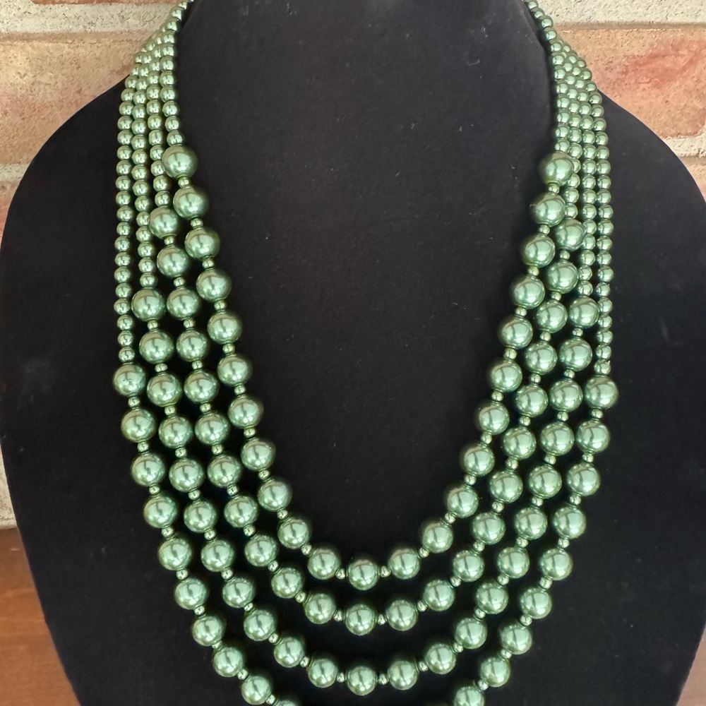 Elegant layered Green Pearl Necklace - Picture 7 of 8